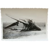 Фотография разбитого самолета-истребителя